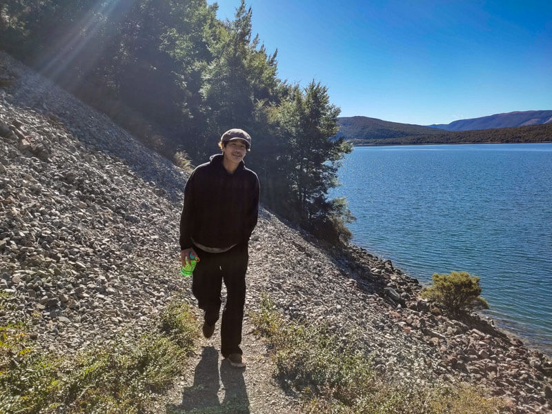 Taichi wandert um das Ufer der Nelson Lakes