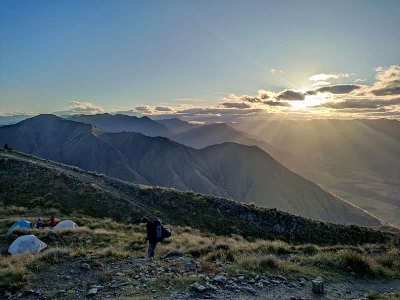 Zelte kurz vor dem Gipfel des Mount Roy bei Sonnenuntergang