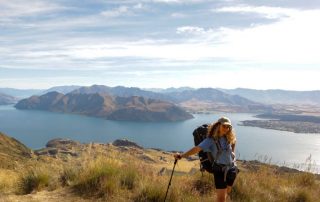 Lina auf dem Wanderweg zum Roys Peak in Neuseeland