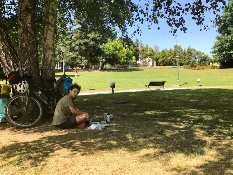 Gernika - Picnick im Park unterm Baum