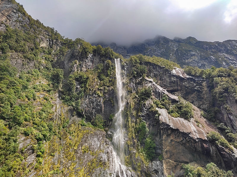 Wasserfälle bilden sich an den Klippen des Milford Sound