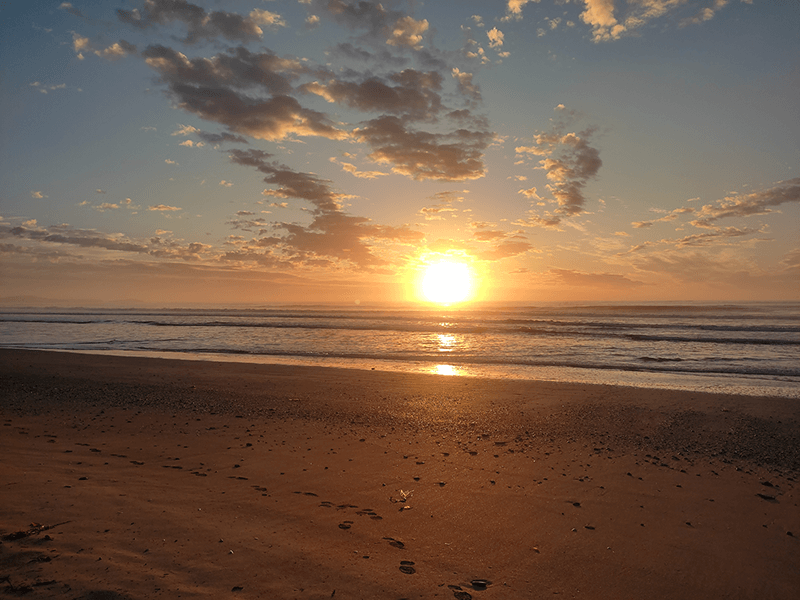 Sonnenaufgang am Strand an der Ostküste von Neuseeland